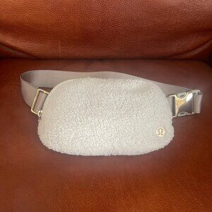 Lululemon Everywhere Belt Bag Fleece Sherpa Natural Ivory Fanny Pack Purse